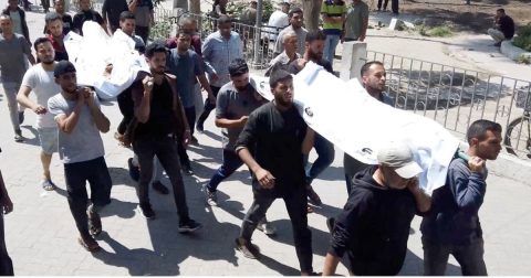 Soldados israelitas em Gaza reconhecem: “Recebemos ordens para atirar sobre civis” ONU News Palestinos dentro do Hospital Ahli carregando os corpos de seus parentes mortos em ataques aéreos israelenses em Gaza
