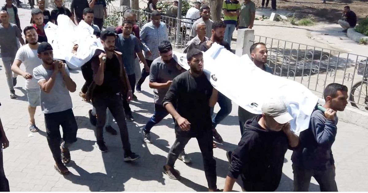 ONU News Palestinos dentro do Hospital Ahli carregando os corpos de seus parentes mortos em ataques aéreos israelenses em Gaza