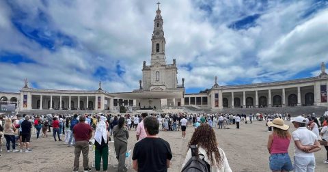 Peregrinos na missa de domingo, 22 junho, no recinto de oração do Santuário de Fátima. Foto Santuário de Fátima