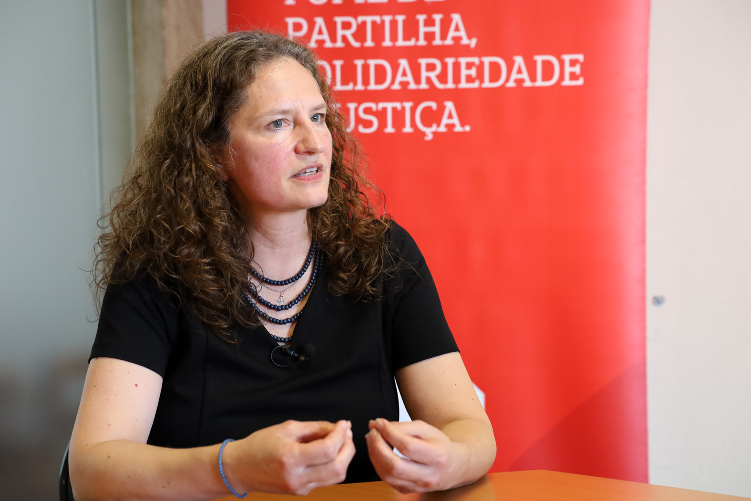 Tetiana Stawnychy, presidente da Cáritas Ucrânia, em entrevista na sede da Cáritas Portuguesa. Foto Agência EcclesiaOC 1