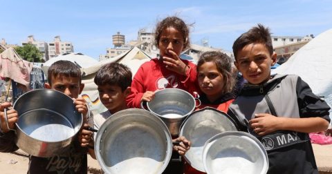 O Nobel da Paz entregue às crianças de Gaza é o que defende o diário católico "Avvenire" UN News Crianças em Gaza aguardam que seus recipientes vazios sejam enchidos com alimentos