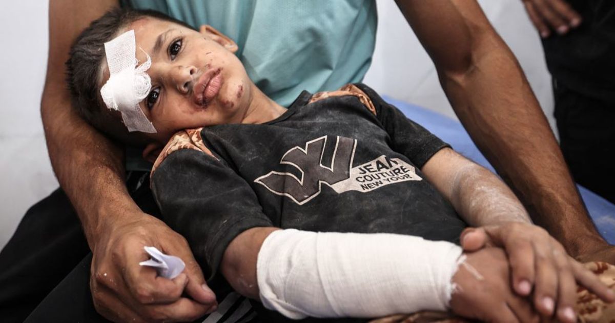 UnicefEyad El Baba Ayman Abu Hujair, 5, recebe tratamento após um ataque aéreo contra a Escola Al-Hasayneh em Gaza (arquivo, maio de 2025)