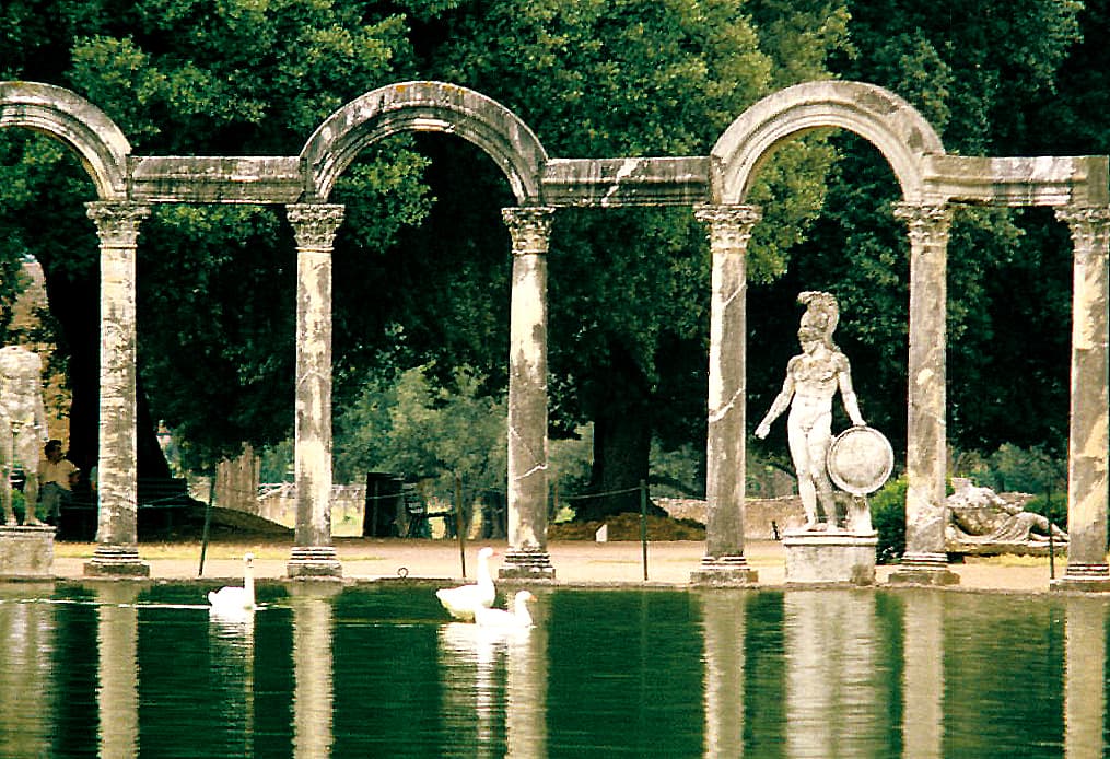 Detalhe de Canope, na Villa Adriana (Tivoli, Itália): o lugar impressionou Marguerite, numa visita que fez ao lugar com o pai, aos 20 anos. Foto © LBM1948, CC BY-SA 4.0 <https://creativecommons.org/licenses/by-sa/4.0>, via Wikimedia Commons