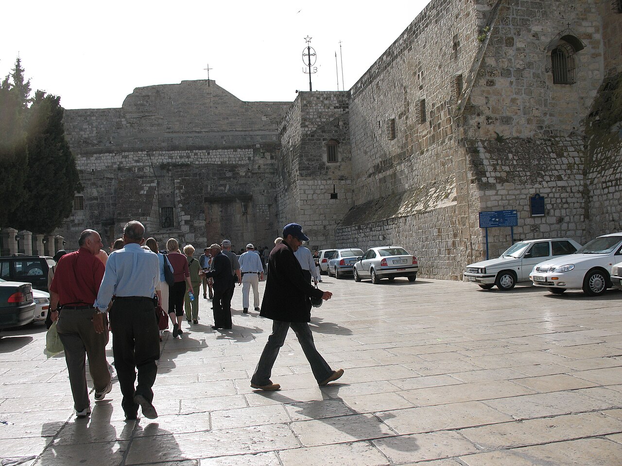 Caminhando pela Praça da Manjedoura, junto à Igreja da Natividade, em Belém. Foto © James Emery from Douglasville, United States, CC BY 2.0 <https://creativecommons.org/licenses/by/2.0>, via Wikimedia Commons