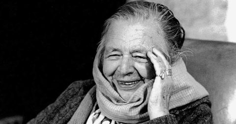 Marguerite Yourcenar (1903-1987), a sibila Marguerite Yourcenar (aqui, em 1982). Foto (pormenor) © Bernhard De Grendel, CC BY-SA 4.0 , via Wikimedia Commons