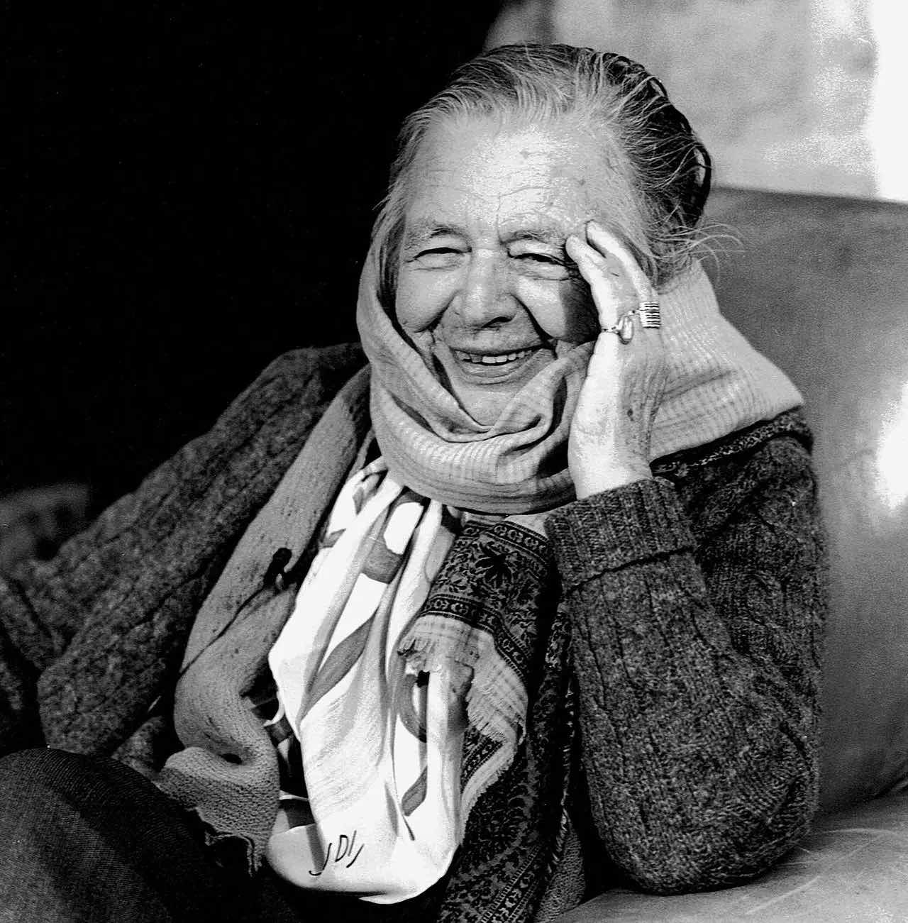 Em todas as suas obras, Marguerite Yourcenar (aqui, em 1982) escreve um post-scriptum. Foto © Bernhard De Grendel, CC BY-SA 4.0 <https://creativecommons.org/licenses/by-sa/4.0>, via Wikimedia Commons