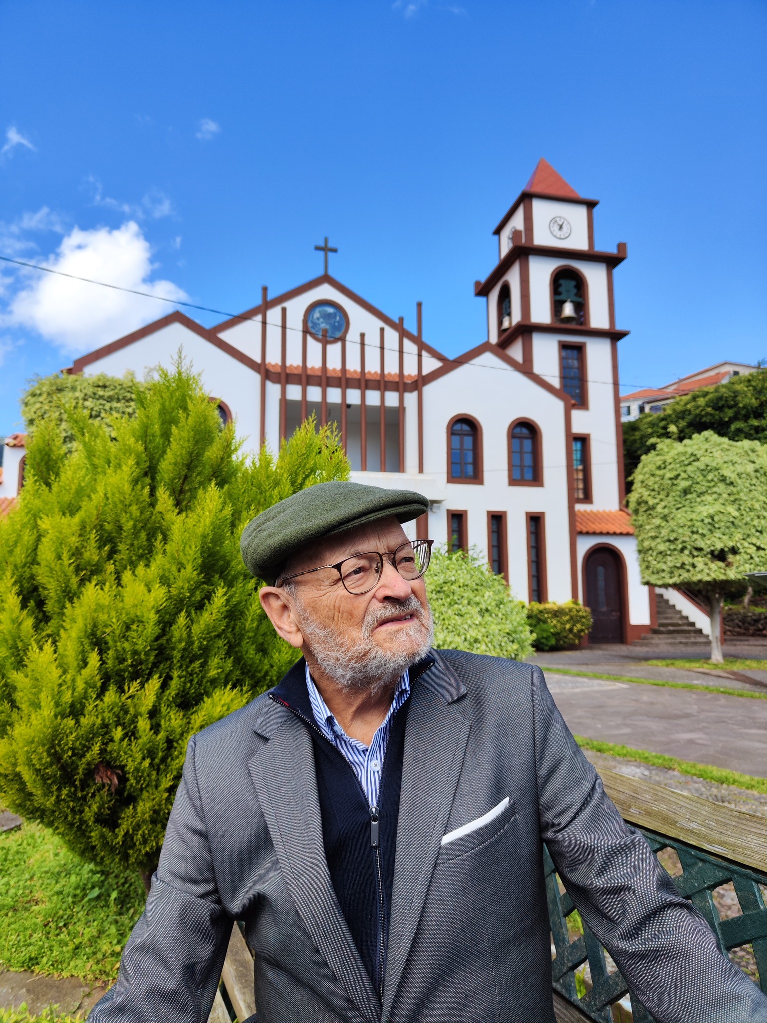 padre Martins Júnior junto à igreja da Ribeira Seca. Foto DR