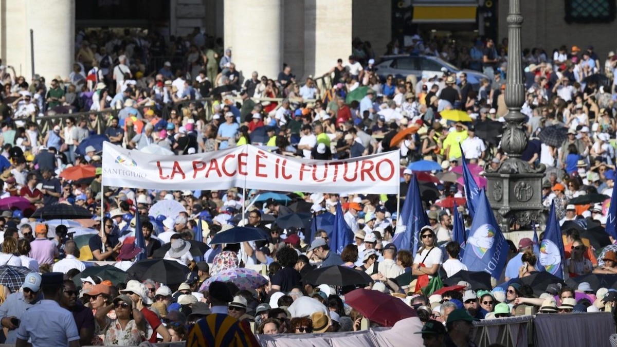 Perante dezenas de milhares de pessoas de movimentos, o Papa Leão XIV convidou a rezar ao Espírito Santo pelo “dom da paz”. Foto © Vatican Media, via Agência Ecclesia 