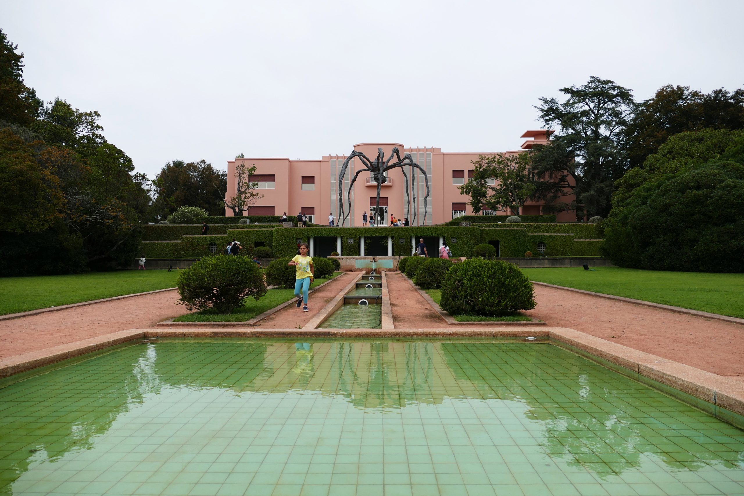 [As crianças correm para brincar, não para morrer. Serralves, Porto © fotografia: Joaquim Félix]