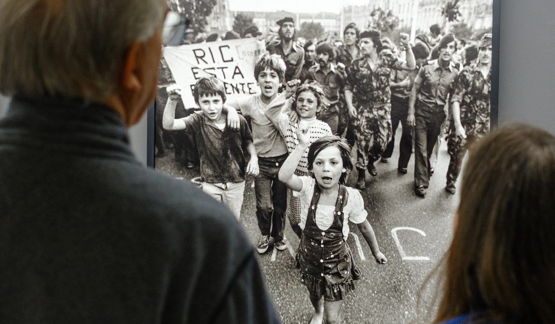 Quando o mundo olhou para a Revolução dos Cravos