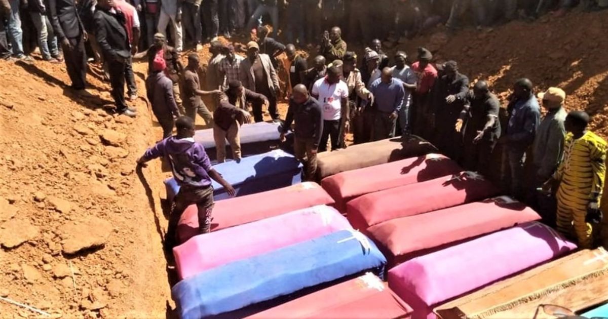 Enterro em massa de cristãos na Nigéria, na sequência de um ataque de elementos do Boko Haram. Foto Christian Social Movement of Nigeria