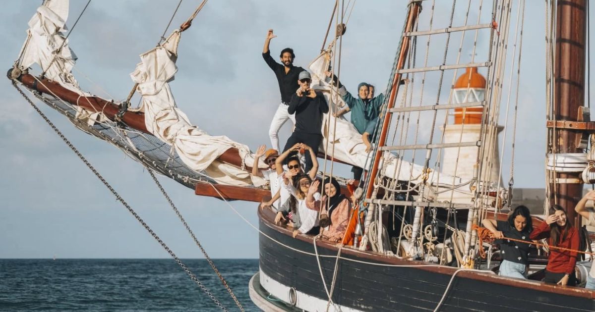 Jovens a bordo do navio-escola Bel Espoir, no âmbito da iniciativa Med25. Foto MED25 Bel Espoir Jovens a bordo do navio-escola Bel Espoir, no âmbito da iniciativa Med25. Foto MED25 Bel Espoir