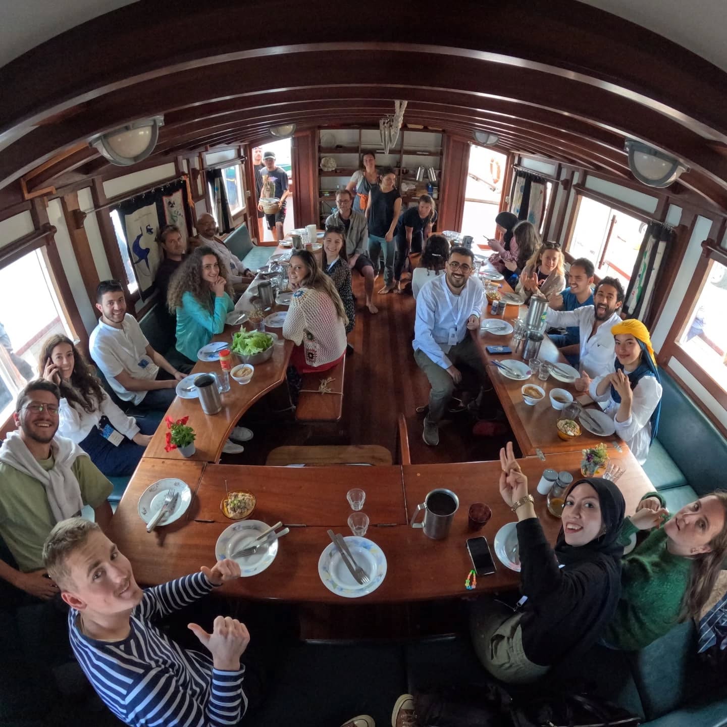 Jovens a bordo do navio-escola Bel Espoir, no âmbito da iniciativa Med25. Foto MED25 Bel Espoir