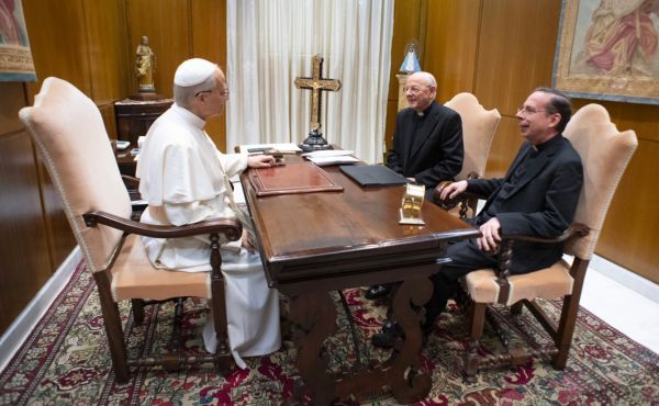 O Papa Leão XIV com o prelado do Opus Dei, Mons. Fernando Ocáriz, acompanhado pelo seu vigário auxiliar, Mons. Mariano Fazio.