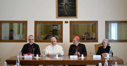 Dois novos grupos de estudo e muitas "pistas" para uma verdadeira "conversão sinodal" O Papa na Secretaria Geral do Sínodo para o encontro com os membros do Conselho Ordinário. Foto Vatican Media