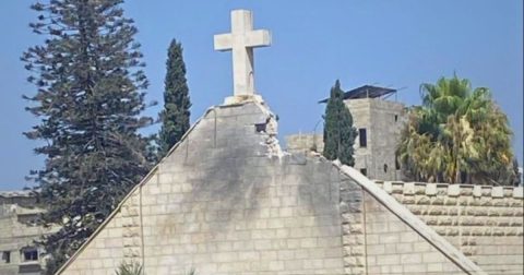 O topo da fachada da igreja da Sagrada Família, em Gaza, após o bombardeamento. Foto reproduzida a partir do X