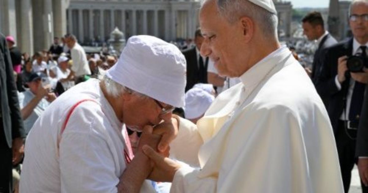 Papa Leão XIV saúda uma idosa durante uma audiência geral na Praça de São Pedro. Foto Vatican media Papa Leão XIV saúda uma idosa durante uma audiência geral na Praça de São Pedro. Foto Vatican media