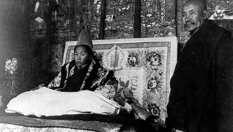 O 14º Dalai Lama sentado no trono durante sua cerimônia oficial de entronização em Lhasa, Tibete, em 22 de fevereiro de 1940. Foto OHHDL