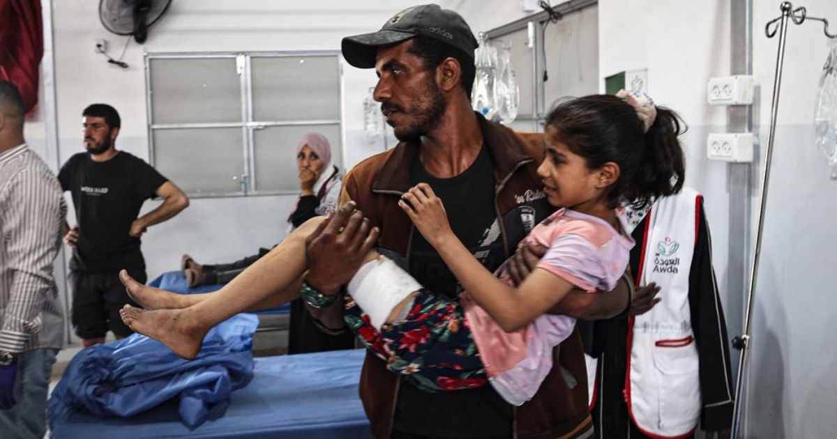 Uma criança ferida pelos bombardeamentos israelitas em Gaza chega ao hospital. Foto © UNICEFEyad El Baba