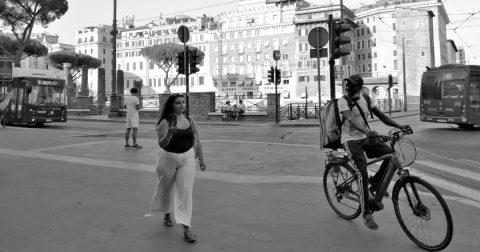 [atravessamos fogos ódio e escombros − minha mãe é aranha! © haiku e fotografia (Roma) Joaquim Félix]