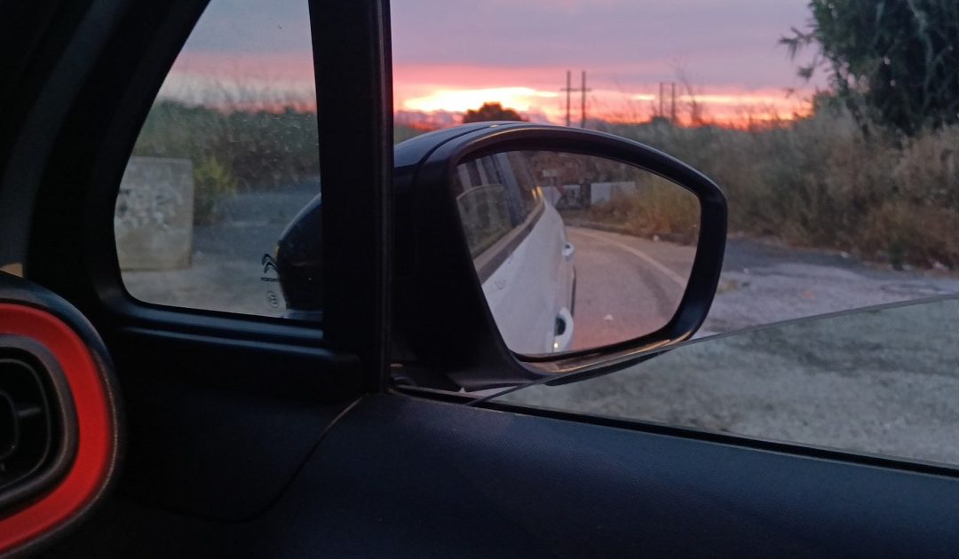 ‘r’ de retrovisor, uma foto de um espelho