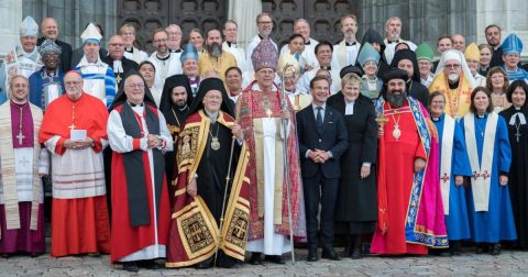 24 de agosto de 2025, Uppsala, Suécia: Líderes religiosos de todo o mundo, acompanhados pelo primeiro-ministro sueco Ulf Kristersson e sua esposa, Rev. Birgitta Ed, posam para uma foto após culto ecumênico na Catedral de Uppsala. Foto: Albin Hillert/WCC
