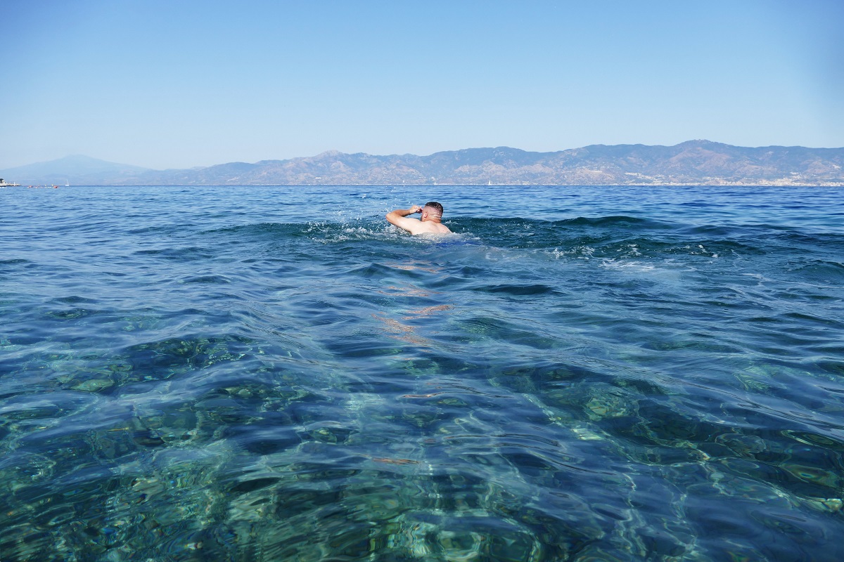 Entre Reggio Calabria e a ilha Sicilia. Mar
