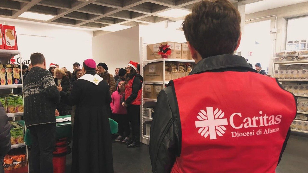 A distribuição de presentes de Natal aos hóspedes da Caritas de Albano. Foto DR