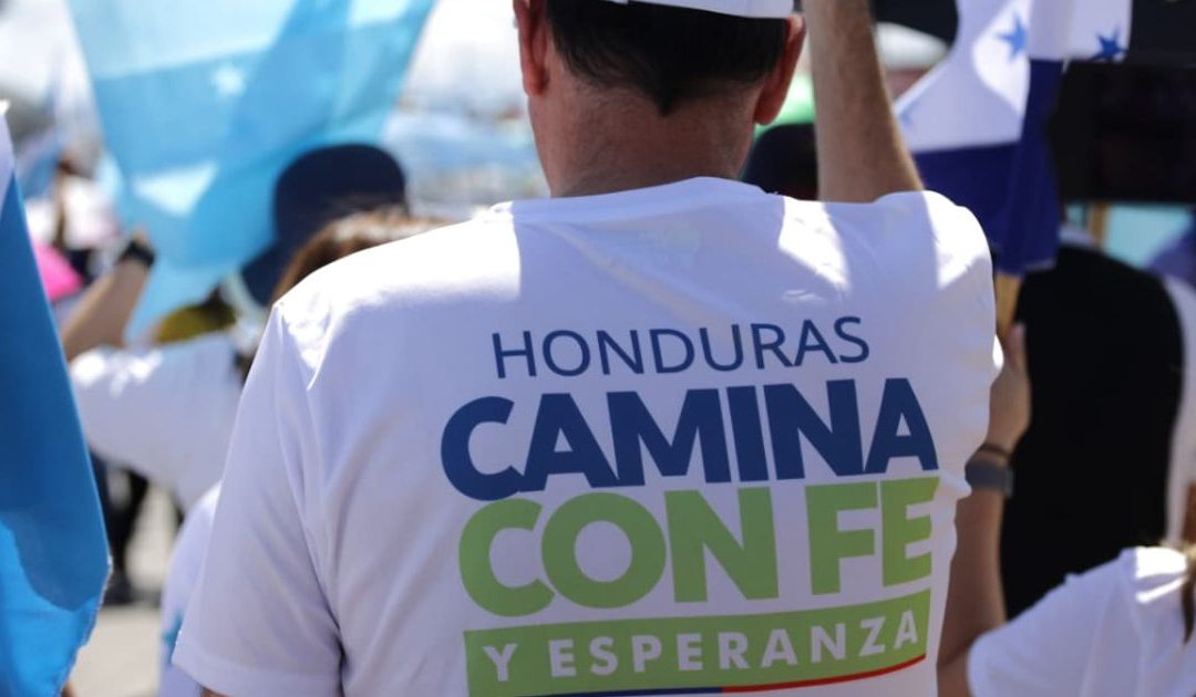 Milhares de católicos e evangélicos caminharam juntos pela paz, rumo às eleições nas Honduras