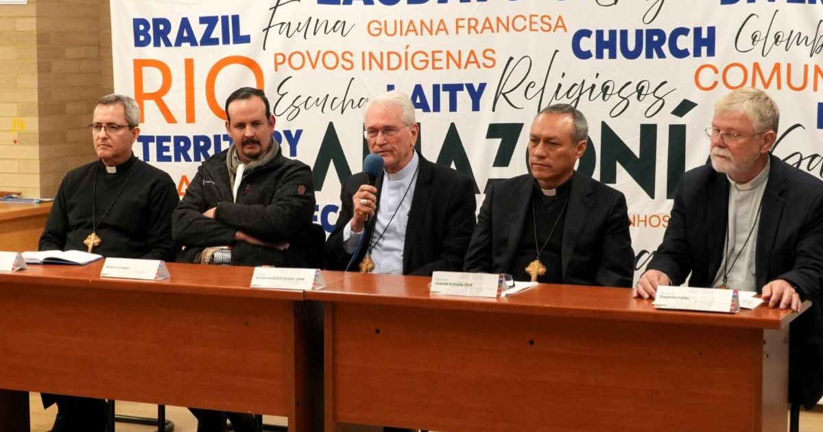 Cardeal Steiner em conferência de imprensa no fim do encontro de bispos da Amazónia. Foto ADN Celam
