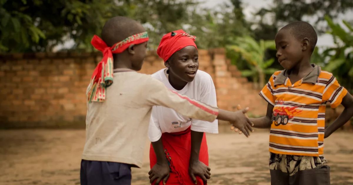 Crianças fazem as pazes numa escola do Congo. Foto UNICEF DRC2016Jones Crianças fazem as pazes numa escola do Congo. Foto UNICEF DRC2016Jones