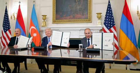 No suposto "tratado de paz" entre a Arménia e o Azerbaijão, os cristãos de Nagorno Karabakh foram ignorados Donald Trump, na Casa Branca, com o presidente do Azerbaijão, Ilham Aliyev, sentado à sua direita, e o primeiro-ministro da Arménia, Nikol Pashinyan, à sua esquerda. Foto © 2025 The Office to the Prime Minister of the Republic of Armenia