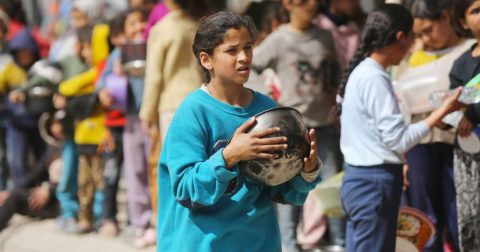 Dos Açores para Gaza: 6 mil euros transformados em 120 toneladas de alimentos Famílias esperam distribuição de comida em Gaza. © Unrwa