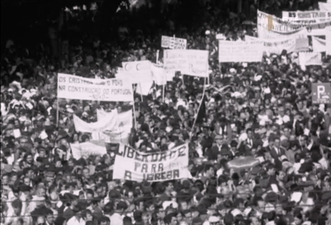 O povo pedia a devolução da Rádio Renascença ao episcopado. Foto © Arquivo RTP