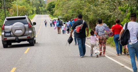 Foto © WFPJulian Frank Famílias de Honduras caminham pela fronteira da Guatemala.