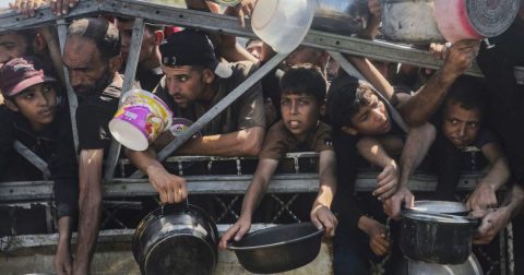 Habitantes de Gaza à espera de comida. Foto © UnicefMohammed Nateel