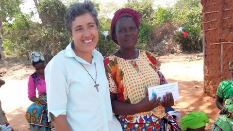Missionárias ajudam quenianas a criar os seus próprios empregos Ir. Isabel com grupo de mulheres com vários projetos de microcrédito