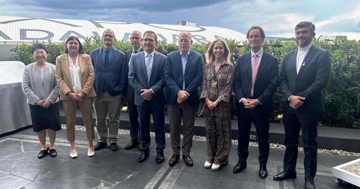 Isabel Capeloa Gil (terceira da dta.) com os restantes membros da direção da SACRU. Foto SACRU Isabel Capeloa Gil (terceira da dta.) com os restantes membros da direção da SACRU. Foto SACRU