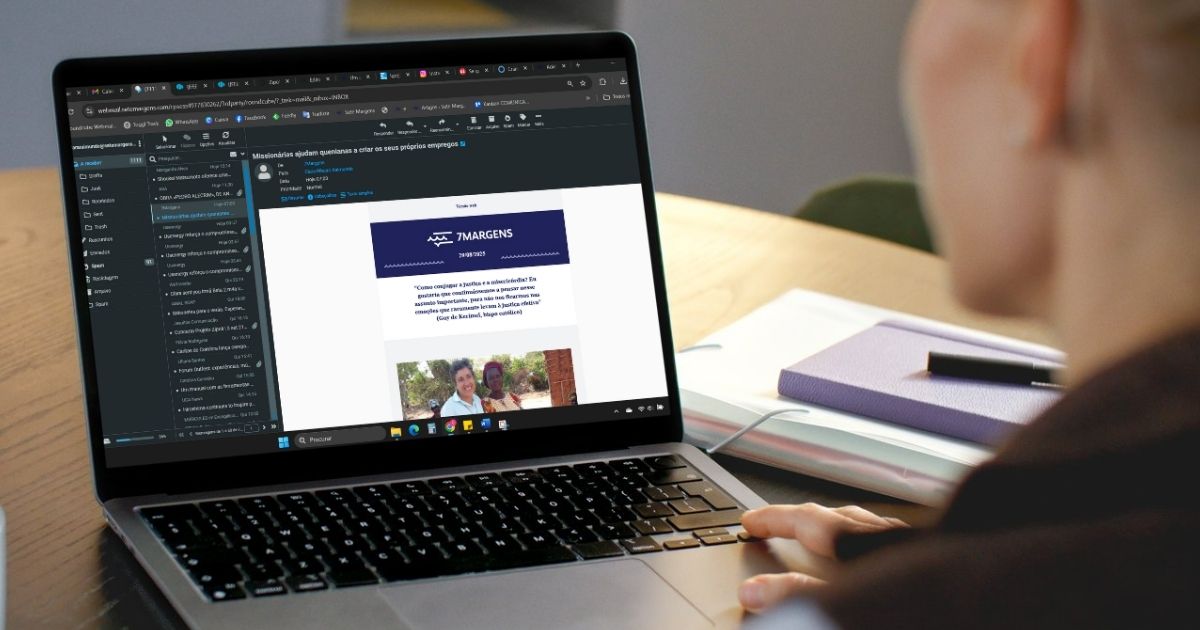 Leitora abre a newsletter do 7MARGENS no computador portátil. Foto DR
