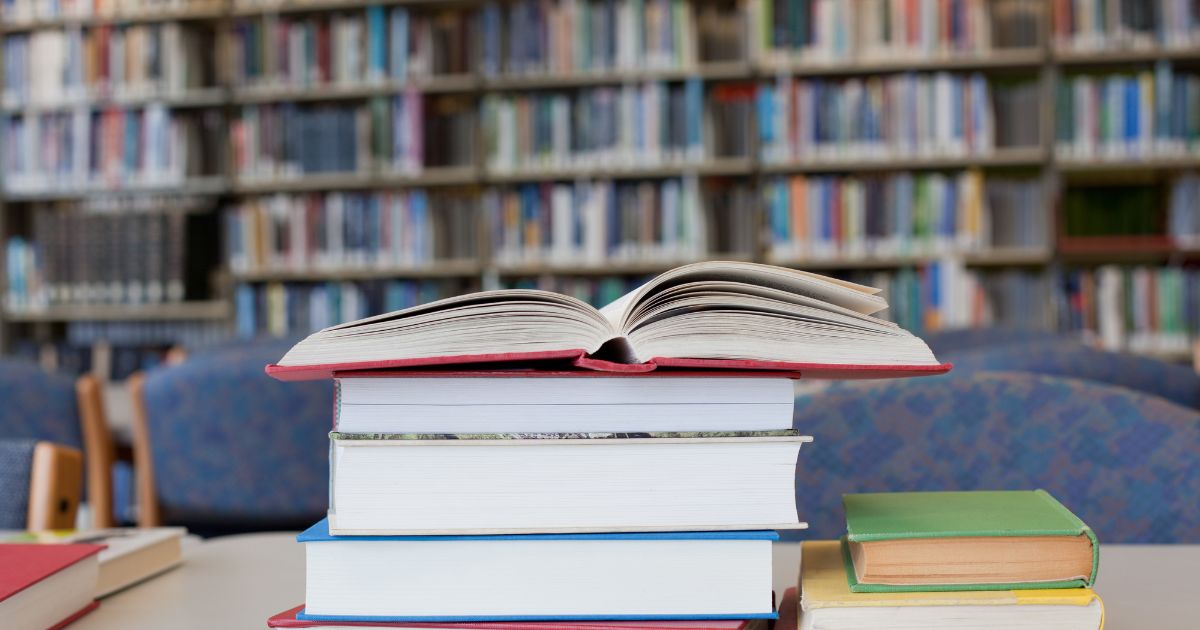 Livros, biblioteca. Foto U Schools