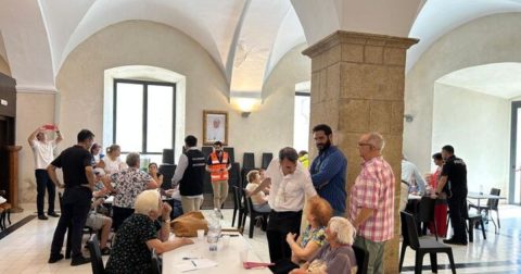 O bispo de Plasencia, Ernesto Brotons, visitou as vítimas dos incêndios alojadas no seminário diocesano. Foto Diocese de Plasencia