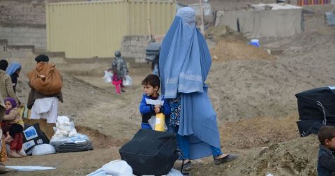 Amnistia Internacional pede "medidas imediatas" para "pôr fim a quatro anos de impunidade" dos Talibãs OchaChristophe Verhellen Uma mulher e seu filho caminham por um campo de deslocados no Afeganistão