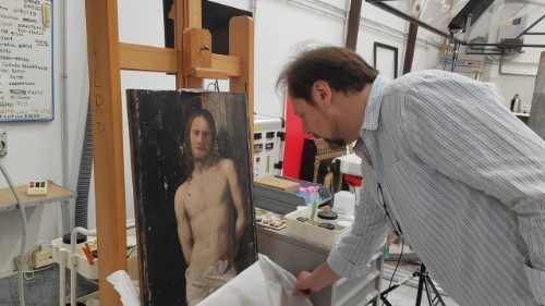 Paolo Violini no Laboratório de Restauração dos Museus Vaticanos. Foto Vatican Media