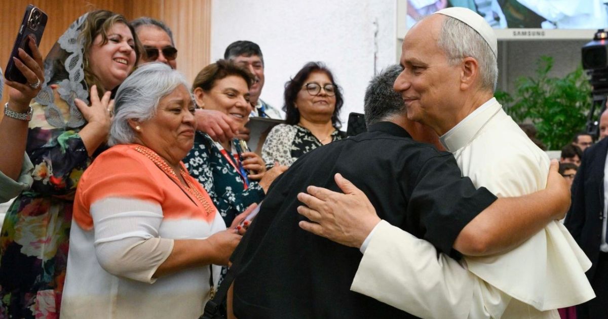 Papa Leão XIV saúda os fiéis no fim da audiêngia geral de 20 de agosto. Foto Vatican Media