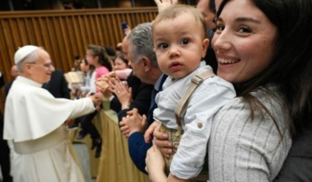 Papa amplia benefícios para os pais que trabalham no Vaticano