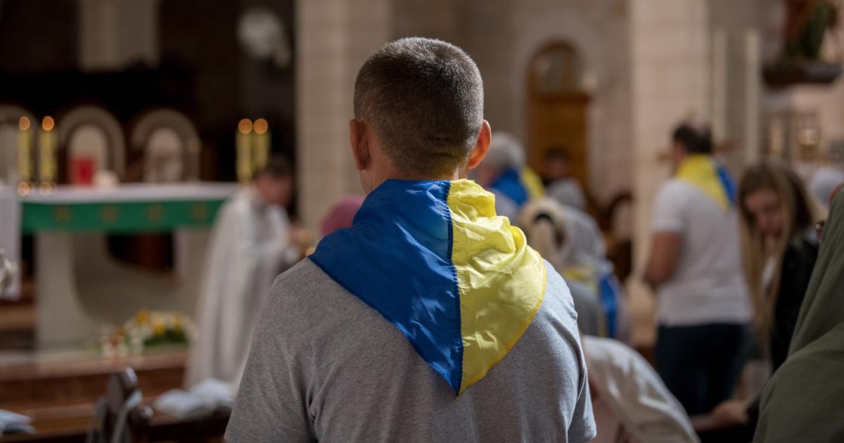 Pessoas vestindo as cores da bandeira ucraniana celebram a missa dentro da Igreja de Santa Catarina na Igreja da Natividade em Belém, Palestina, novembro de 2022. Foto Albin HillertWCC Pessoas vestindo as cores da bandeira ucraniana celebram a missa dentro da Igreja de Santa Catarina na Igreja da Natividade em Belém, Palestina, novembro de 2022. Foto Albin HillertWCC