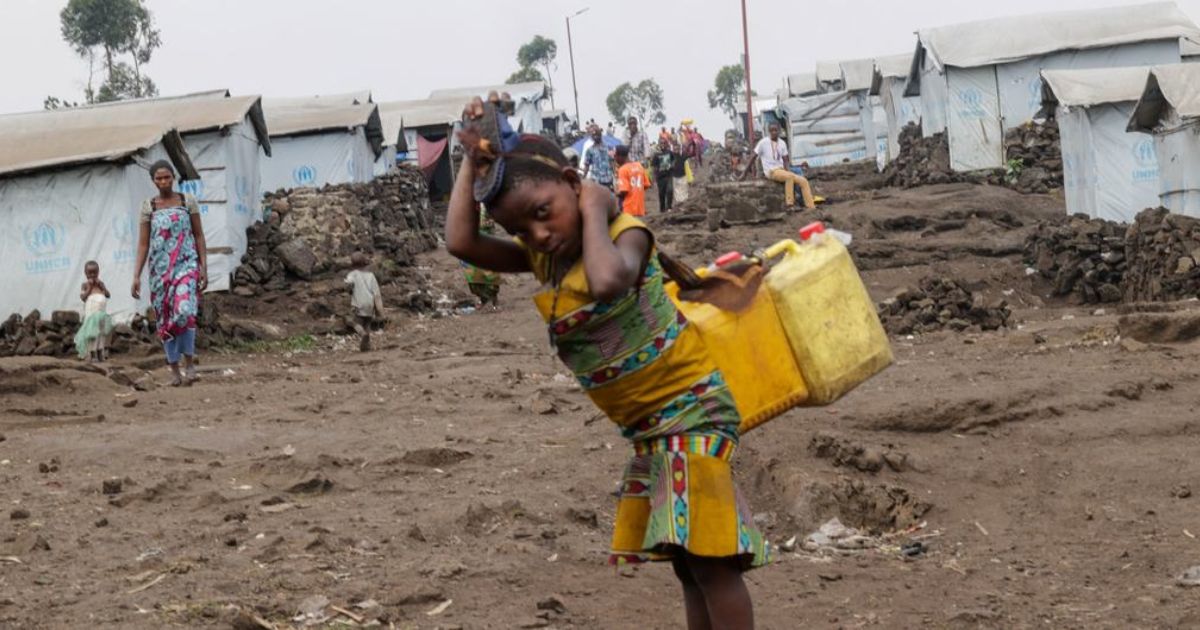 © AcnurBlaise Sanyila Uma jovem coleta água em um acampamento para deslocados na República Democrática do Congo © AcnurBlaise Sanyila Uma jovem coleta água em um acampamento para deslocados na República Democrática do Congo