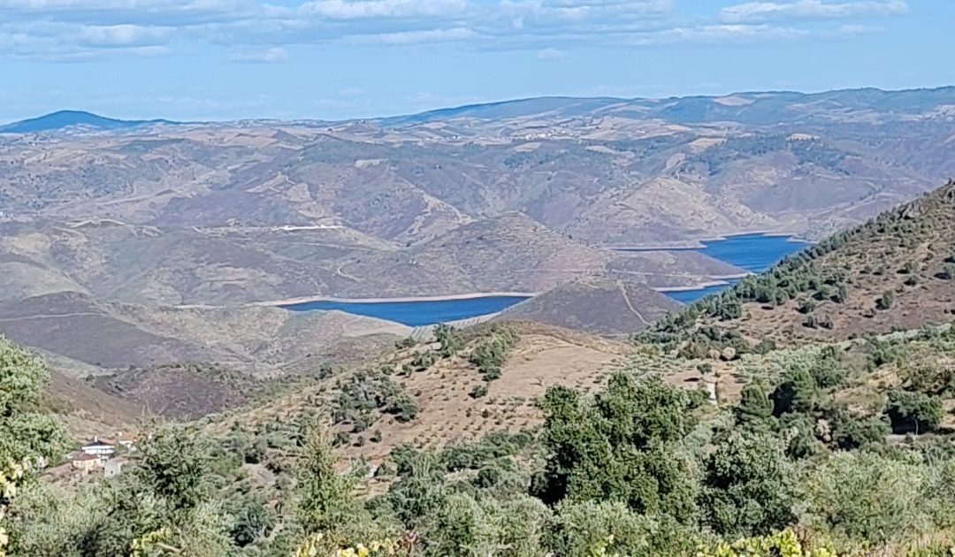 É preciso sentar demoradamente para escutar a terra e as gentes