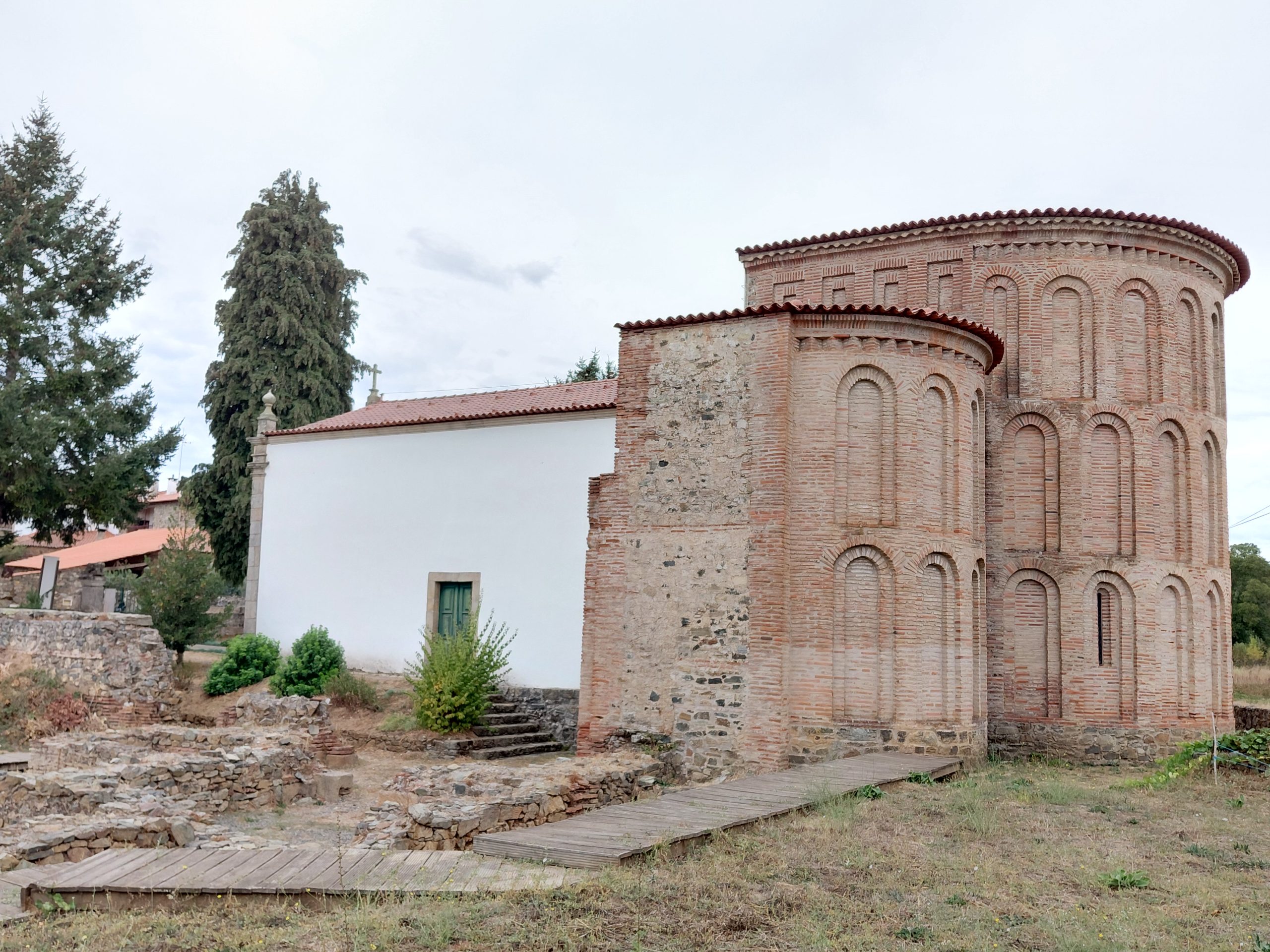 Igreja de Castro de Avelãs (monumento nacional)