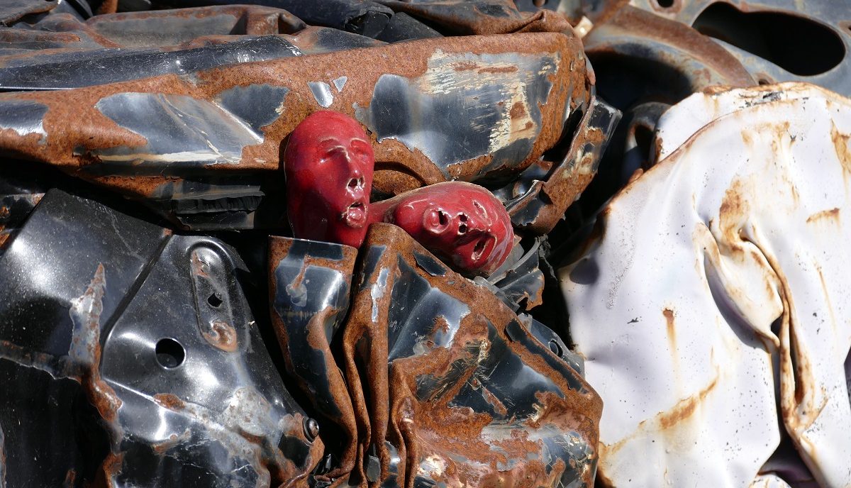 Escultura em ferro e cerâmica de Mário Rocha